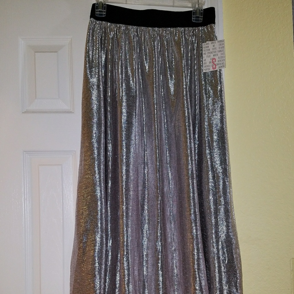 Bnwt small elegant collection Lucy hologram silver